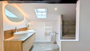 151 - Terrasse & Jacuzzi, Rue Trivalle, Pied de la cité de Carcassonne - Climatisation, Netflix, Fibre