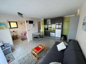 Appartements Confortable Studio de montagne avec loggia et jolie vue Les Rousses Le Flocon des Cimes Station de ski familiale Jura 39 : photos des chambres