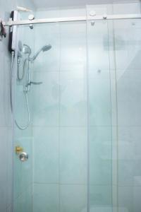 Luxurious Apt with Rooftop, BBQ, and Beach nearby