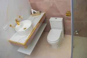 Luxurious Apt with Rooftop, BBQ, and Beach nearby