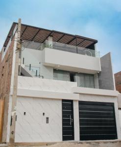 Luxurious Apt with Rooftop, BBQ, and Beach nearby