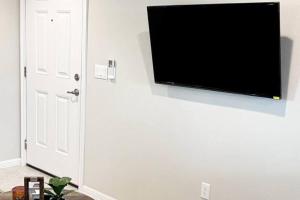 Cozy Apartment in Austin by The Key Rentals