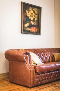 Classical large apartment on Alberta street, FREE locked PARKING