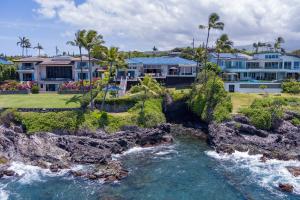 Spectacular Oceanfront Home - Honu Hale
