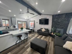 Elevated Vibes AC Hot-Tub with Ping Pong!