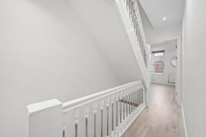 Stylish 5BR with free parking and WiFi