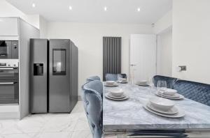 Stylish 5BR with free parking and WiFi