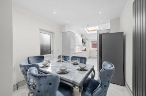 Stylish 5BR with free parking and WiFi