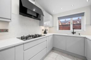 Stylish 5BR with free parking and WiFi