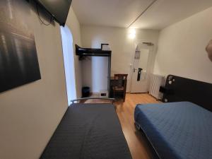 Hotels Hotel Les Rosiers : Chambre Familiale - Vue sur Jardin