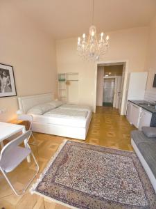 WOLKE, Apartment mit Balkon am Fluss, Zentrum, Parkplatz