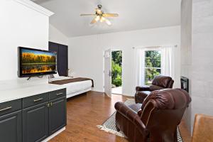 Downtown Retreat #5 - Walk to Main, Shared Pool & Hot Tub