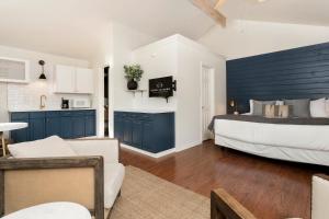 Downtown Retreat #1 - King Bed, Shared Pool, Walk to Main