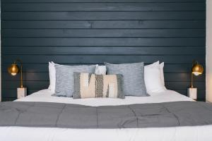 Downtown Retreat #1 - King Bed, Shared Pool, Walk to Main