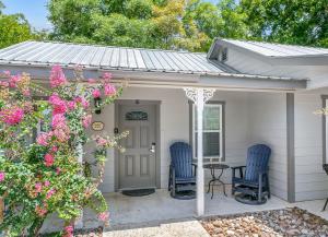 Main Street Retreat #18 - King Bed, On Main St, Shared Hot Tub & Pool