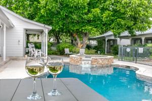 Main Street Retreat #18 - King Bed, On Main St, Shared Hot Tub & Pool