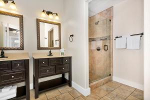 Main Street Retreat #17 - On Main, King Bed, Shared Hot Tub and Pool