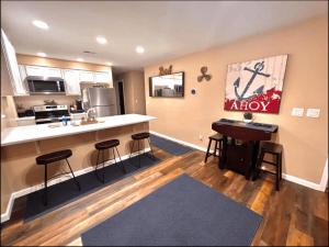 Lakeview Lake Ozark Condo 2BD2BAPool-Sleeps 7PP