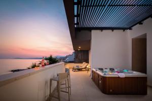 Paoma Beach Penthouse Suite with jacuzzi