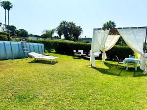 Casa con piscina e vista mare dal giardino