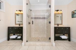 Main Street Retreat #4 - King Bed, On Main St, Shared Hot Tub & Pool