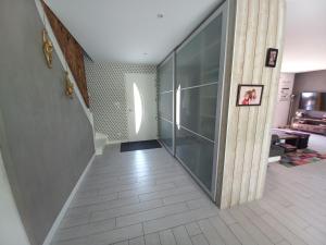 Villas Magnifique maison contemporaine piscine chauffee : photos des chambres