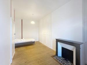 Maisons de vacances Stone and elegant house on central place : photos des chambres
