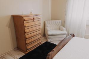 Apartamento amplo, com design retrô