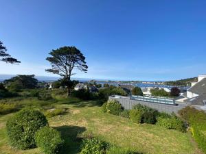 House with sea view and large garden for 8 people