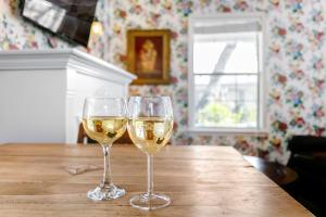 Main Street Retreat #9 - King Bed, On Main St, Shared Hot Tub & Pool