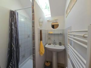 Maisons de vacances Gite de caractere avec piscine partagee au coeur du Perigord Noir - FR-1-616-484 : photos des chambres