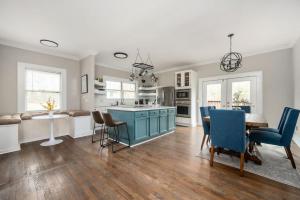 NEW!! MCM Retreat in Downtown Decatur