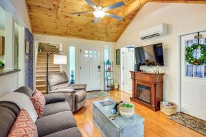 10 Mi to Sugar Mtn: ‘Bluebird Cottage’ in Newland