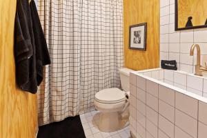 Unique*NEW*Hot Tub Studio*Mins to DT & PHX Airport