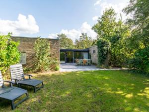 Bungalow in Sint Maartenszee with Garden Views