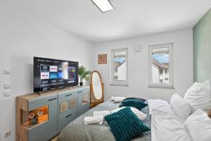 Harmonie Homes - Built in 2025 - High-Quality Beds & Linen - Full Kitchen - Fiber WiFi - 4K Smart TV - 2 Balconies - Elevator - Free Private Parking - Near Augsburg - 20 Min via Autobahn to Munich-West