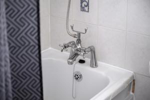 Cozy 3 BR in Wigan - Parking, Kitchen