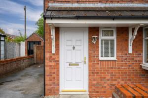 Cozy 3 BR in Wigan - Parking, Kitchen