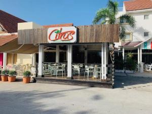 Spacious 2 Bedroom Condo with Pool close to Beach