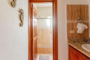 Spacious 2 Bedroom Condo with Pool close to Beach