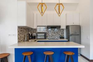 Top-Floor Condo with Sweeping Ocean, Mountain & Marina Views