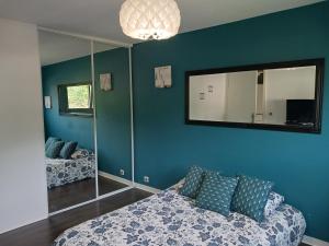 Chambre calme à la limite de Belfort, maison avec jardin proche du stade, du skatepark et de la rivière