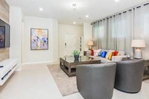 Fabulous Single Home w Pool at Solterra Resort