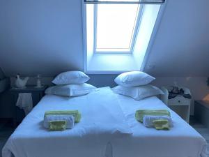 B&B / Chambres d'hotes Evasion Naturelle: Chambre d-Hotes Spacieuse avec Piscine et Confort a Montreuil-le-Henri - FR-1-410-446 : photos des chambres