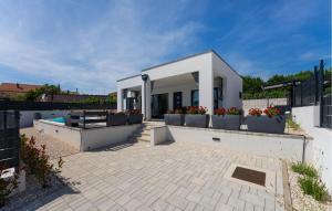 Cozy Home In Posedarje