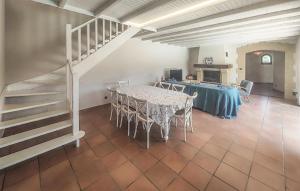 Maisons de vacances Beautiful Home In Laurens : photos des chambres