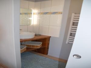 Maisons de vacances Holiday Home in La Teste with Pool & BBQ, cleaning included : photos des chambres