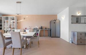 2 Bedroom Nice Apartment In Brodarica