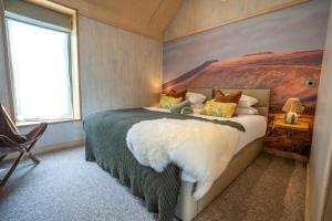 Thyme Lodge 2BR with Hot Tub near Black Mountain