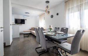 2 Bedroom Cozy Home In Vukovar